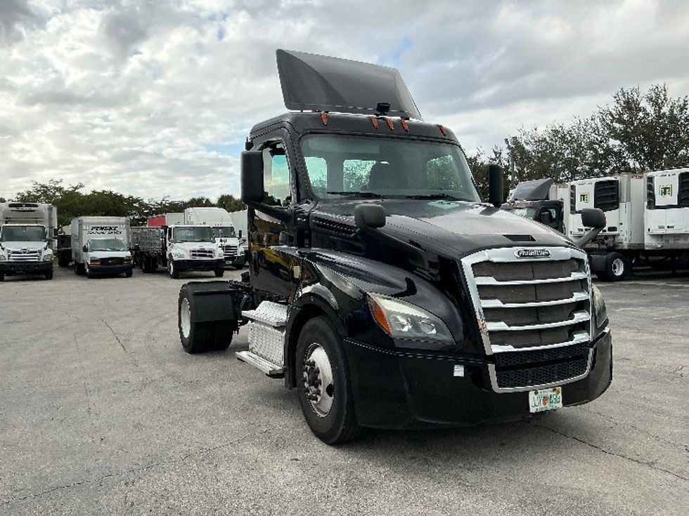Day Cab Tractor-Heavy Duty Tractors-Freightliner-2019-T12642ST-Medley-FL-149,616\n\t\tmiles-$ 49,750 - Image 1