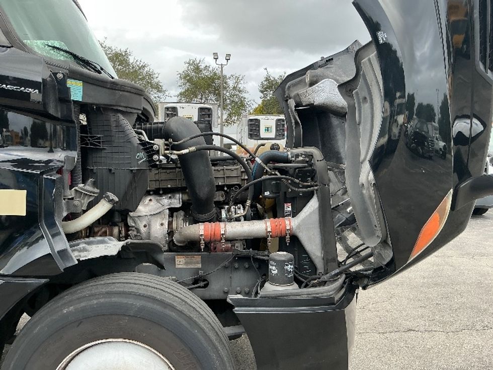 Day Cab Tractor-Heavy Duty Tractors-Freightliner-2019-T12642ST-Medley-FL-149,616\n\t\tmiles-$ 49,750 - Image 15