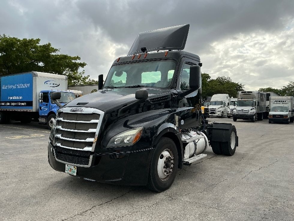 Day Cab Tractor-Heavy Duty Tractors-Freightliner-2019-T12642ST-Medley-FL-149,616\n\t\tmiles-$ 49,750 - Image 3