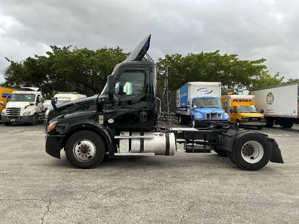 Day Cab Tractor-Heavy Duty Tractors-Freightliner-2019-T12642ST-Medley-FL-149,616\n\t\tmiles-$ 49,750 - Image 4