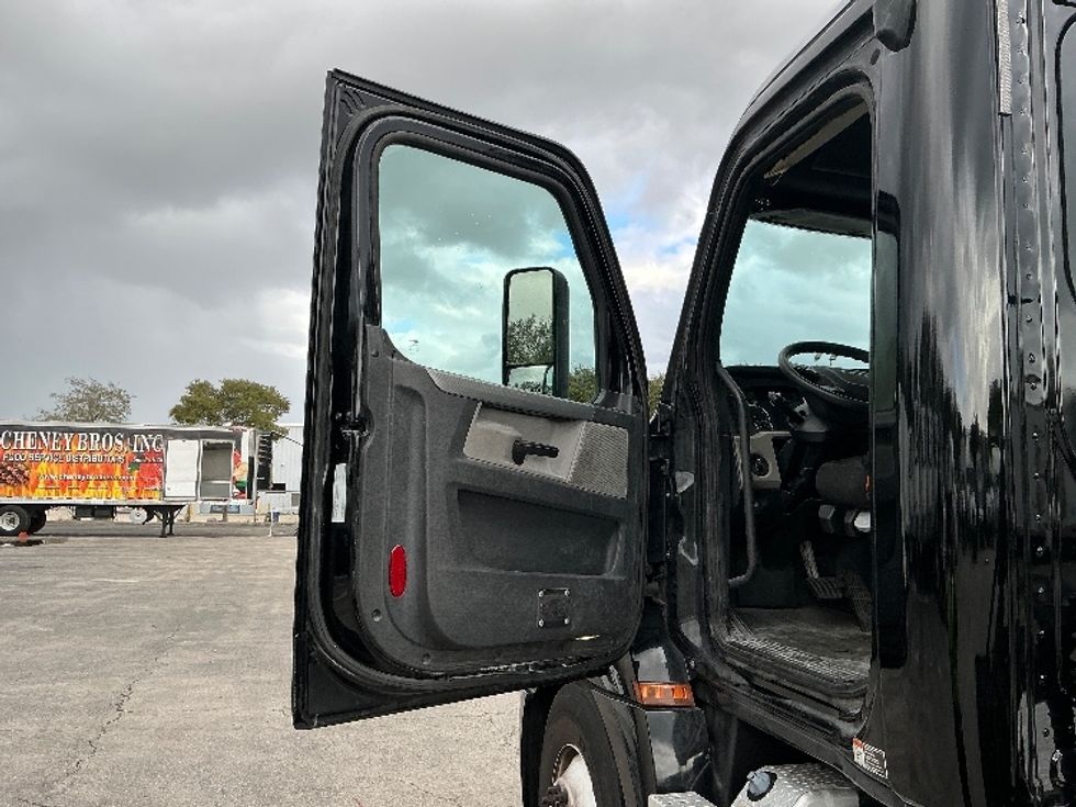 Day Cab Tractor-Heavy Duty Tractors-Freightliner-2019-T12642ST-Medley-FL-149,616\n\t\tmiles-$ 49,750 - Image 9