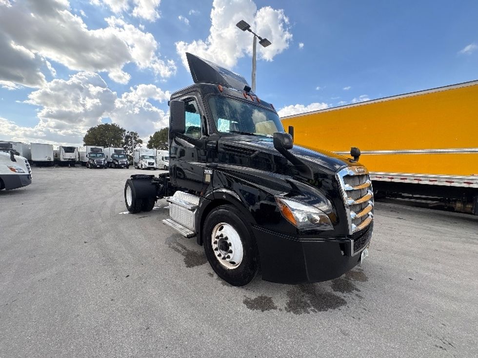 Day Cab Tractor-Heavy Duty Tractors-Freightliner-2019-T12642ST-Medley-FL-151,298\n\t\tmiles-$ 43,750 - Image 1
