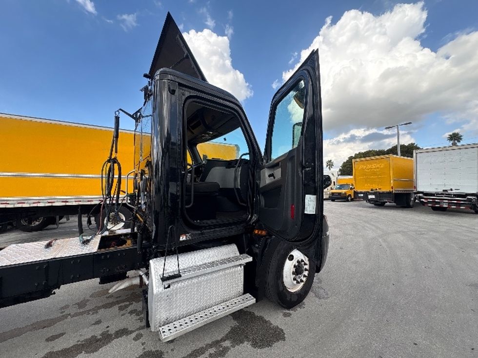 Day Cab Tractor-Heavy Duty Tractors-Freightliner-2019-T12642ST-Medley-FL-151,298\n\t\tmiles-$ 43,750 - Image 12