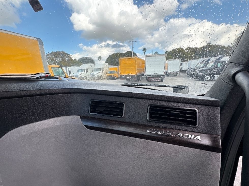 Day Cab Tractor-Heavy Duty Tractors-Freightliner-2019-T12642ST-Medley-FL-151,298\n\t\tmiles-$ 43,750 - Image 13