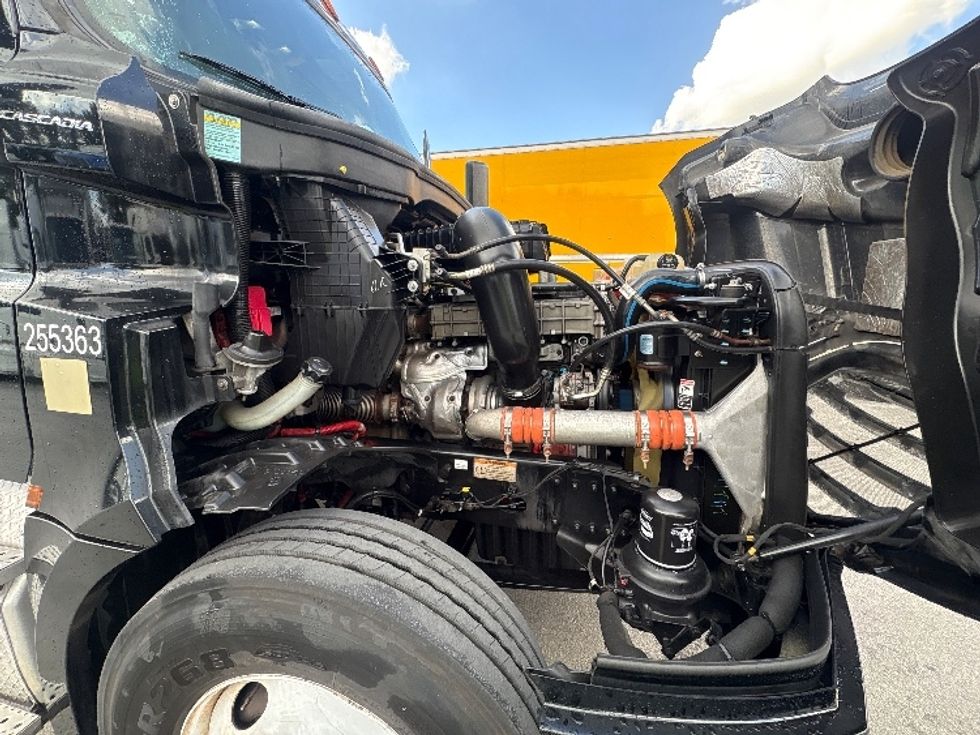 Day Cab Tractor-Heavy Duty Tractors-Freightliner-2019-T12642ST-Medley-FL-151,298\n\t\tmiles-$ 43,750 - Image 15