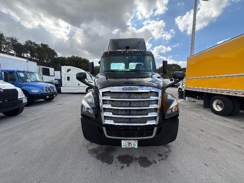 Day Cab Tractor-Heavy Duty Tractors-Freightliner-2019-T12642ST-Medley-FL-151,298\n\t\tmiles-$ 43,750 - Image 2