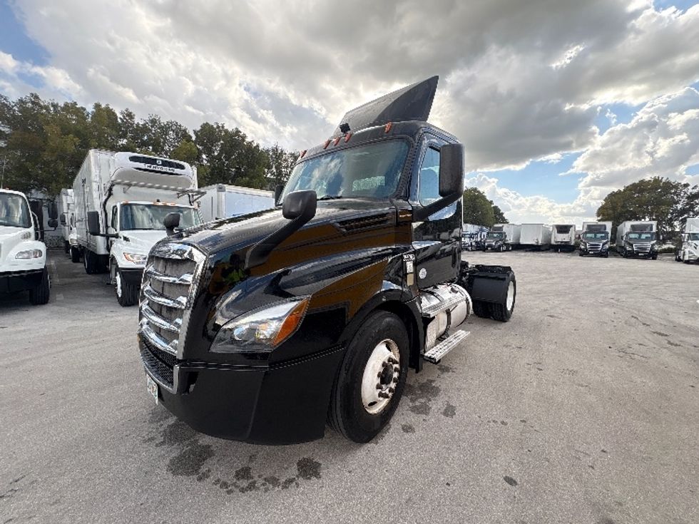 Day Cab Tractor-Heavy Duty Tractors-Freightliner-2019-T12642ST-Medley-FL-151,298\n\t\tmiles-$ 43,750 - Image 3