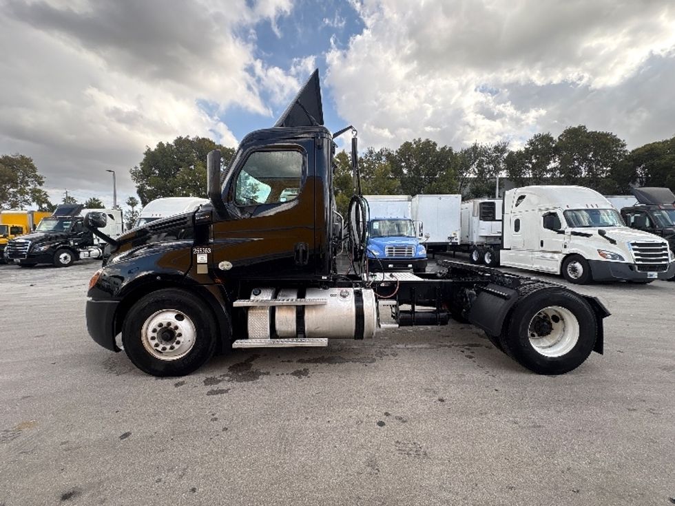 Day Cab Tractor-Heavy Duty Tractors-Freightliner-2019-T12642ST-Medley-FL-151,298\n\t\tmiles-$ 43,750 - Image 4