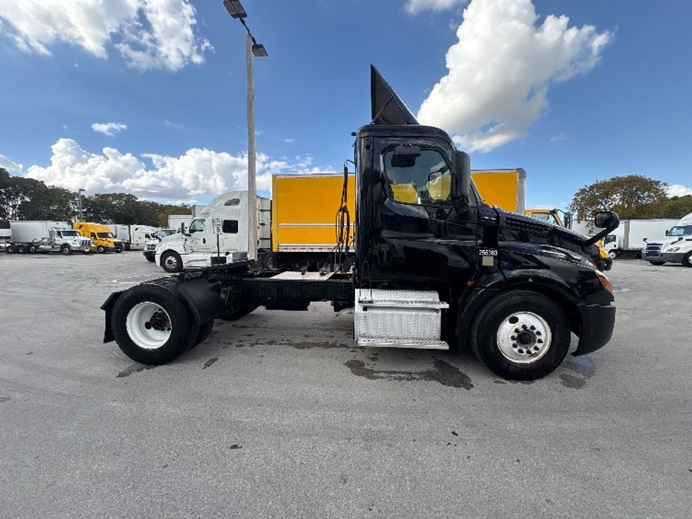 Day Cab Tractor-Heavy Duty Tractors-Freightliner-2019-T12642ST-Medley-FL-151,298\n\t\tmiles-$ 43,750 - Image 8