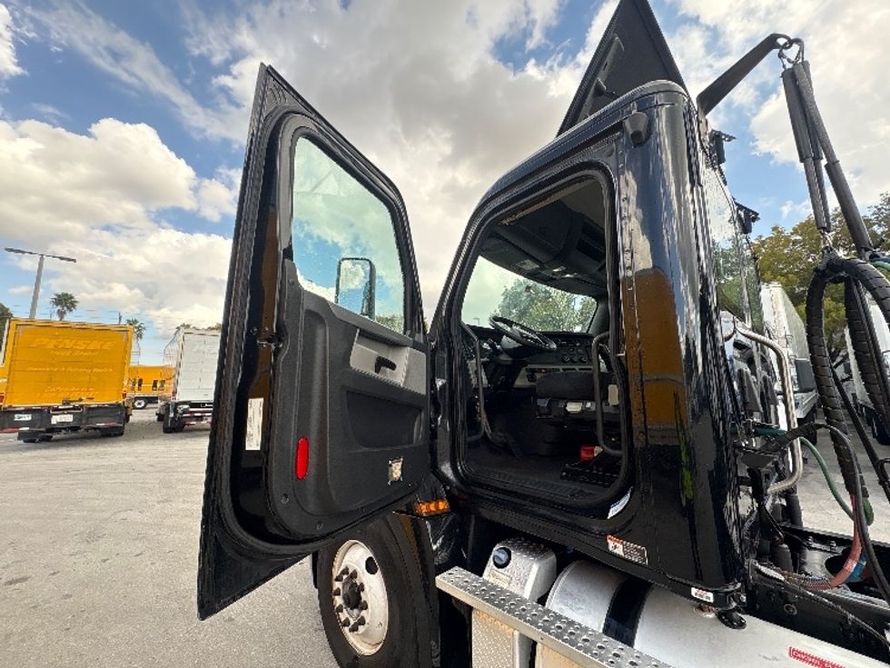 Day Cab Tractor-Heavy Duty Tractors-Freightliner-2019-T12642ST-Medley-FL-151,298\n\t\tmiles-$ 43,750 - Image 9
