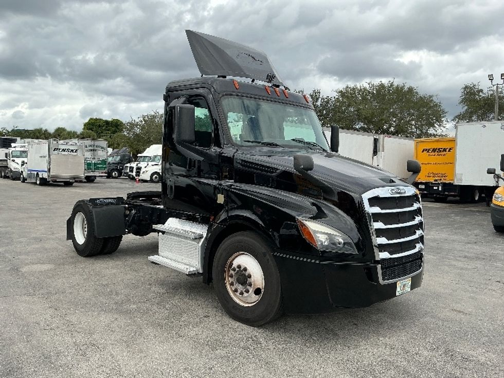 Day Cab Tractor-Heavy Duty Tractors-Freightliner-2019-T12642ST-Medley-FL-157,130\n\t\tmiles-$ 49,250 - Image 1