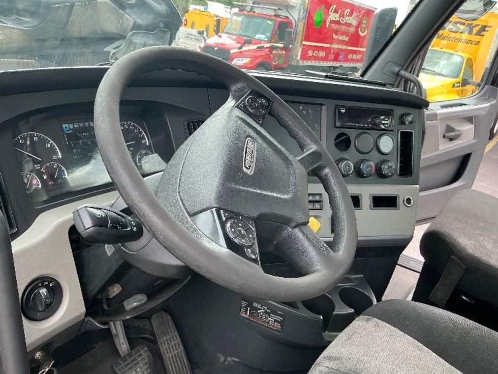 Day Cab Tractor-Heavy Duty Tractors-Freightliner-2019-T12642ST-Medley-FL-157,130\n\t\tmiles-$ 49,250 - Image 11