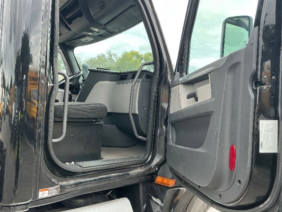 Day Cab Tractor-Heavy Duty Tractors-Freightliner-2019-T12642ST-Medley-FL-157,130\n\t\tmiles-$ 49,250 - Image 12