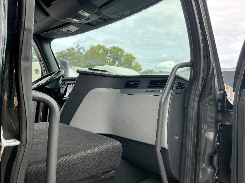 Day Cab Tractor-Heavy Duty Tractors-Freightliner-2019-T12642ST-Medley-FL-157,130\n\t\tmiles-$ 49,250 - Image 13