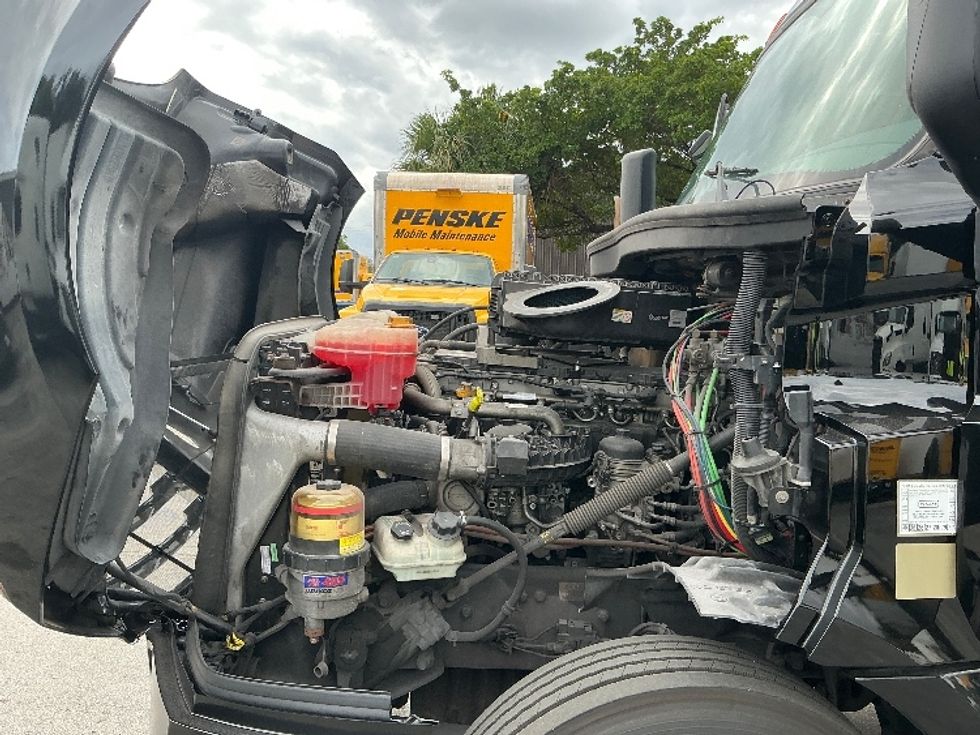 Day Cab Tractor-Heavy Duty Tractors-Freightliner-2019-T12642ST-Medley-FL-157,130\n\t\tmiles-$ 49,250 - Image 16