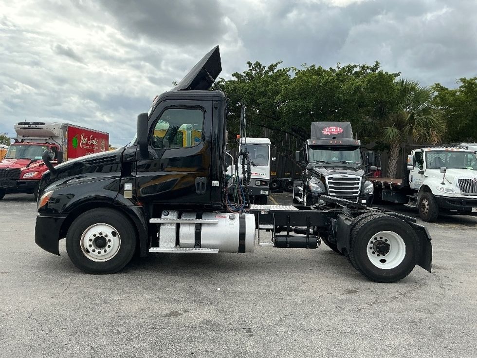 Day Cab Tractor-Heavy Duty Tractors-Freightliner-2019-T12642ST-Medley-FL-157,130\n\t\tmiles-$ 49,250 - Image 4
