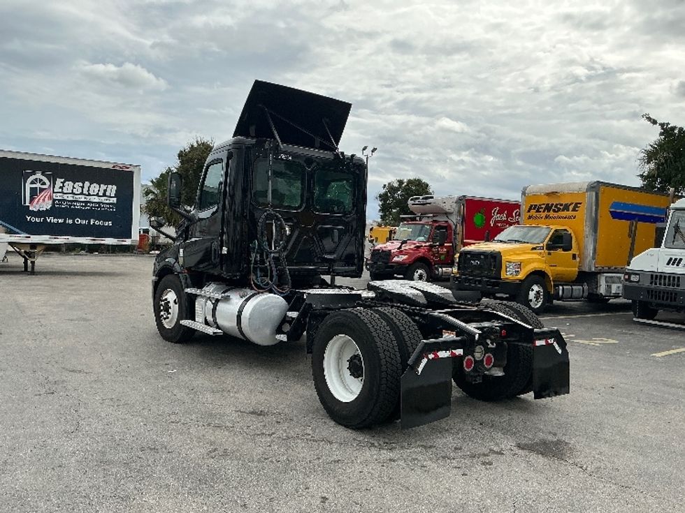 Day Cab Tractor-Heavy Duty Tractors-Freightliner-2019-T12642ST-Medley-FL-157,130\n\t\tmiles-$ 49,250 - Image 5