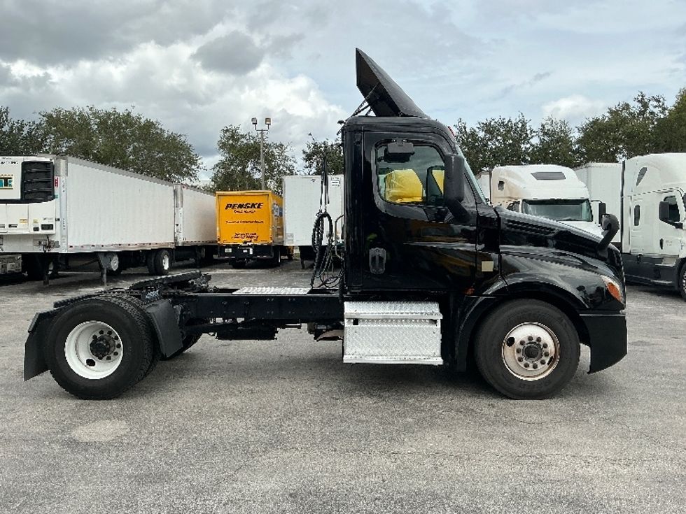 Day Cab Tractor-Heavy Duty Tractors-Freightliner-2019-T12642ST-Medley-FL-157,130\n\t\tmiles-$ 49,250 - Image 8