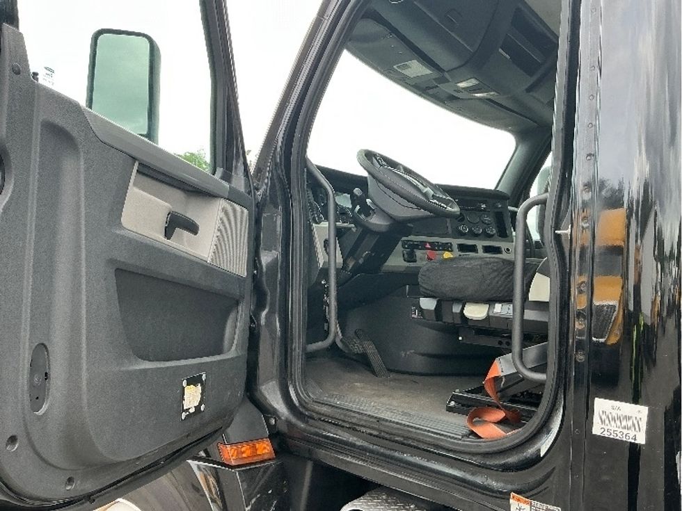 Day Cab Tractor-Heavy Duty Tractors-Freightliner-2019-T12642ST-Medley-FL-157,130\n\t\tmiles-$ 49,250 - Image 9