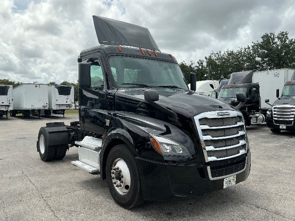 Day Cab Tractor-Heavy Duty Tractors-Freightliner-2019-T12642ST-Medley-FL-157,583\n\t\tmiles-$ 44,500 - Image 1