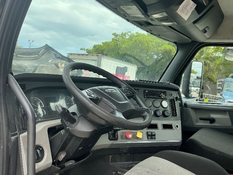Day Cab Tractor-Heavy Duty Tractors-Freightliner-2019-T12642ST-Medley-FL-157,583\n\t\tmiles-$ 44,500 - Image 10