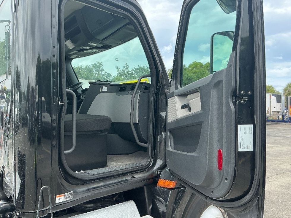 Day Cab Tractor-Heavy Duty Tractors-Freightliner-2019-T12642ST-Medley-FL-157,583\n\t\tmiles-$ 44,500 - Image 11
