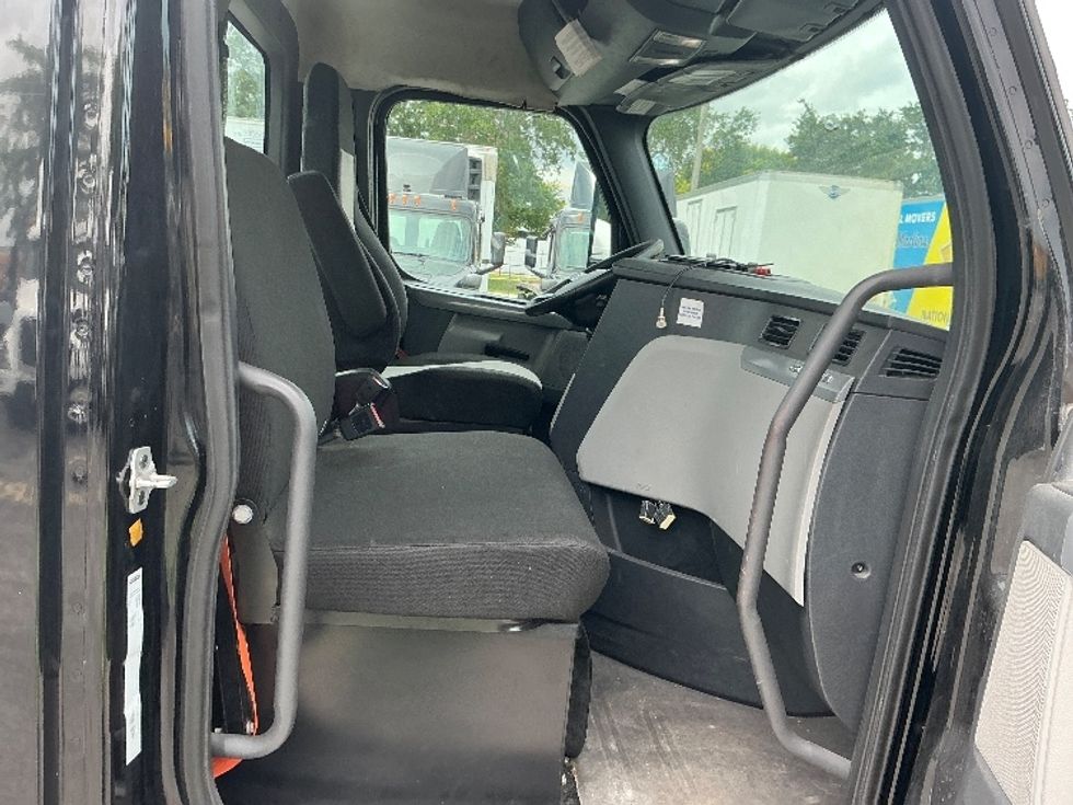 Day Cab Tractor-Heavy Duty Tractors-Freightliner-2019-T12642ST-Medley-FL-157,583\n\t\tmiles-$ 44,500 - Image 13