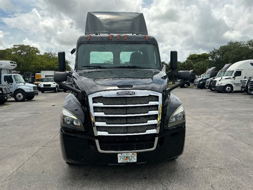 Day Cab Tractor-Heavy Duty Tractors-Freightliner-2019-T12642ST-Medley-FL-157,583\n\t\tmiles-$ 44,500 - Image 2