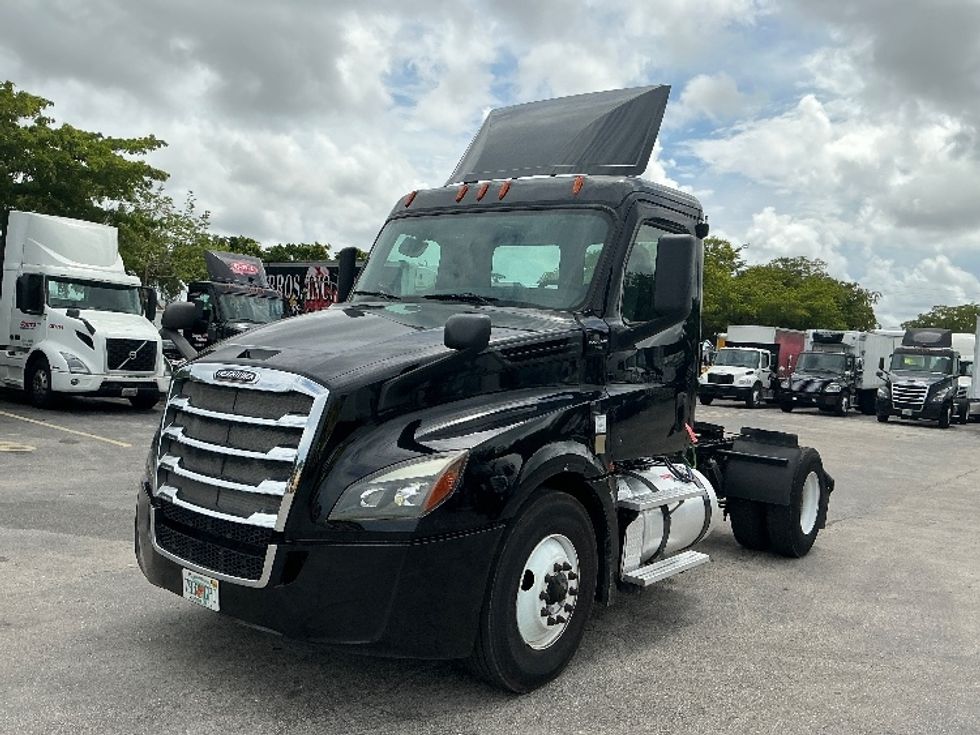 Day Cab Tractor-Heavy Duty Tractors-Freightliner-2019-T12642ST-Medley-FL-157,583\n\t\tmiles-$ 44,500 - Image 3
