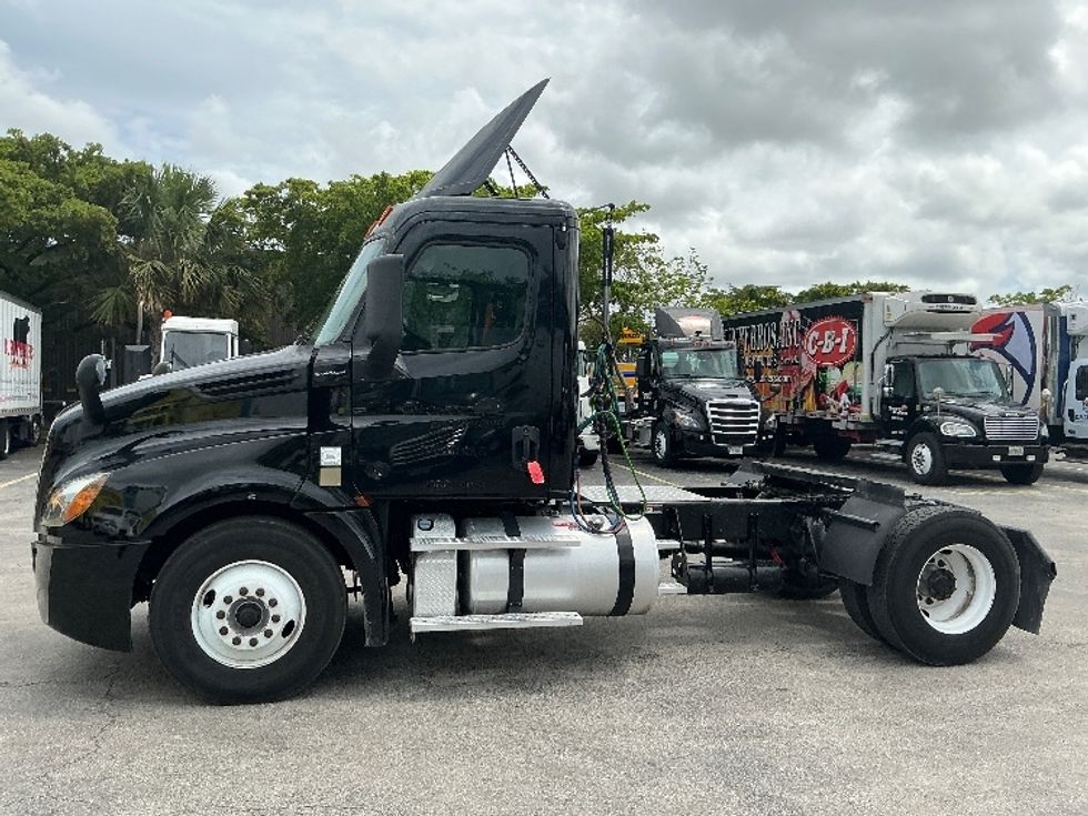 Day Cab Tractor-Heavy Duty Tractors-Freightliner-2019-T12642ST-Medley-FL-157,583\n\t\tmiles-$ 44,500 - Image 4