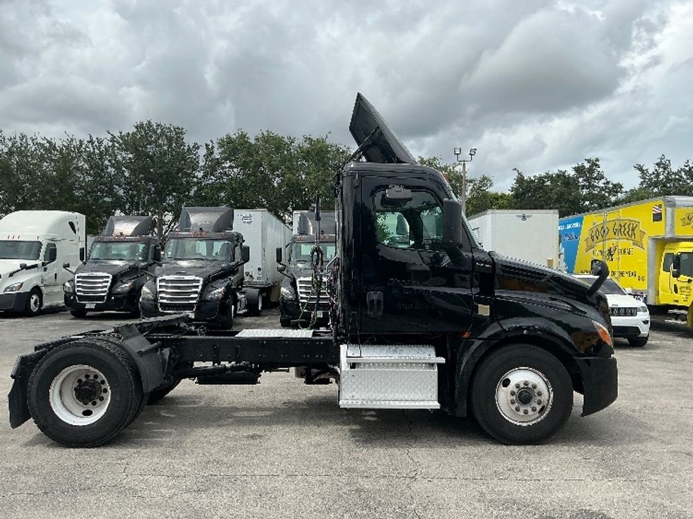 Day Cab Tractor-Heavy Duty Tractors-Freightliner-2019-T12642ST-Medley-FL-157,583\n\t\tmiles-$ 44,500 - Image 8