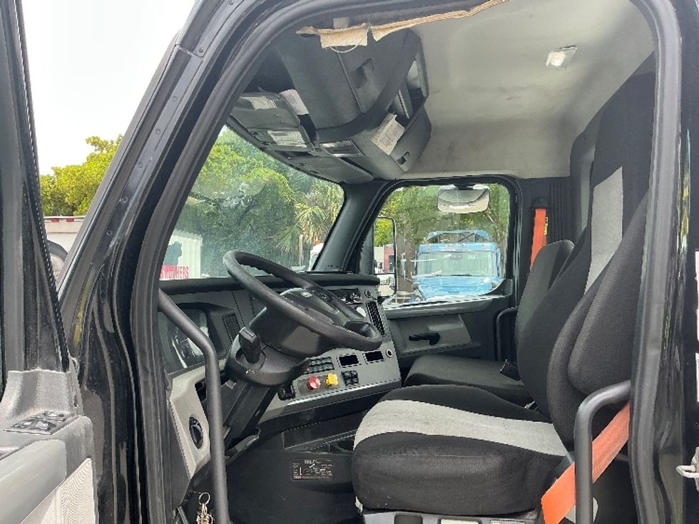 Day Cab Tractor-Heavy Duty Tractors-Freightliner-2019-T12642ST-Medley-FL-157,583\n\t\tmiles-$ 44,500 - Image 9