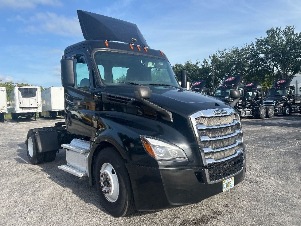 Day Cab Tractor-Heavy Duty Tractors-Freightliner-2019-T12642ST-Medley-FL-167,555\n\t\tmiles-$ 43,500 - Image 1