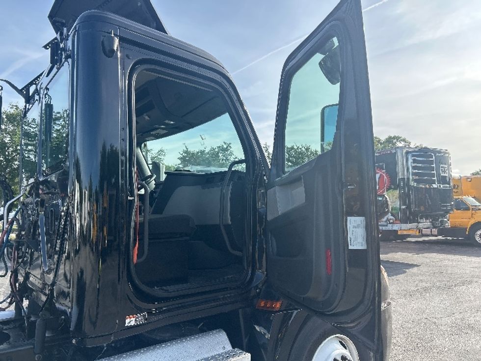 Day Cab Tractor-Heavy Duty Tractors-Freightliner-2019-T12642ST-Medley-FL-167,555\n\t\tmiles-$ 43,500 - Image 12