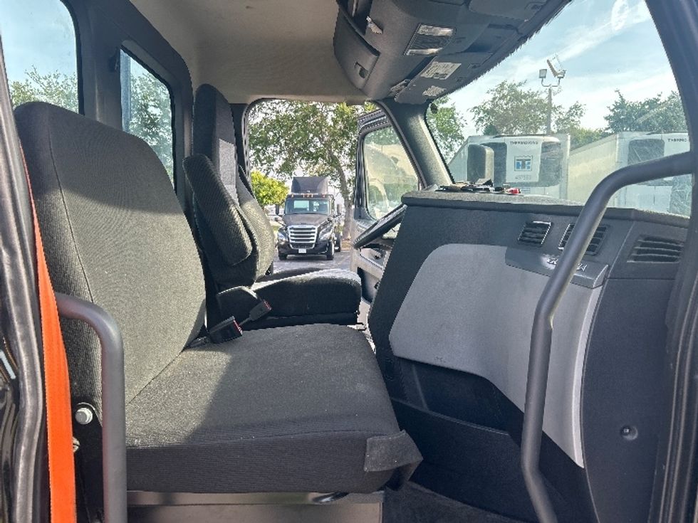 Day Cab Tractor-Heavy Duty Tractors-Freightliner-2019-T12642ST-Medley-FL-167,555\n\t\tmiles-$ 43,500 - Image 14