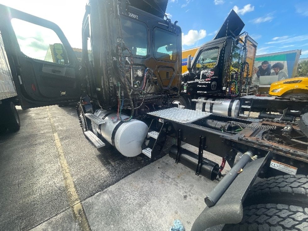 Day Cab Tractor-Heavy Duty Tractors-Freightliner-2019-T12642ST-Medley-FL-167,555\n\t\tmiles-$ 43,500 - Image 17