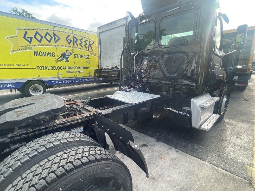 Day Cab Tractor-Heavy Duty Tractors-Freightliner-2019-T12642ST-Medley-FL-167,555\n\t\tmiles-$ 43,500 - Image 18