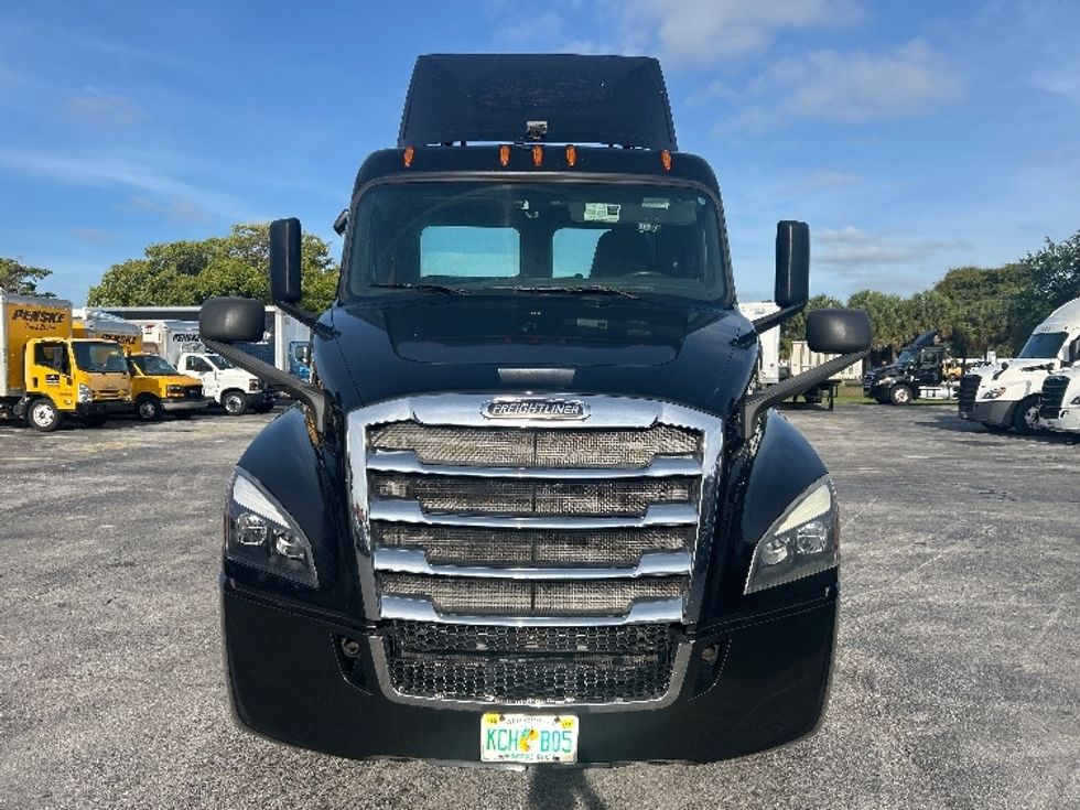 Day Cab Tractor-Heavy Duty Tractors-Freightliner-2019-T12642ST-Medley-FL-167,555\n\t\tmiles-$ 43,500 - Image 2