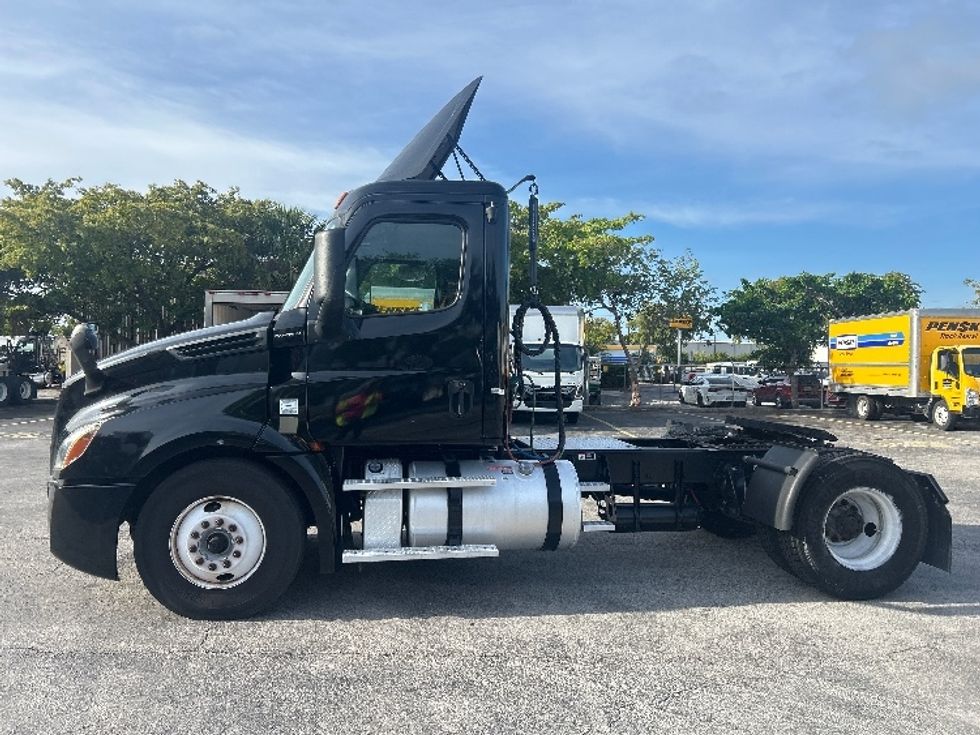 Day Cab Tractor-Heavy Duty Tractors-Freightliner-2019-T12642ST-Medley-FL-167,555\n\t\tmiles-$ 43,500 - Image 4