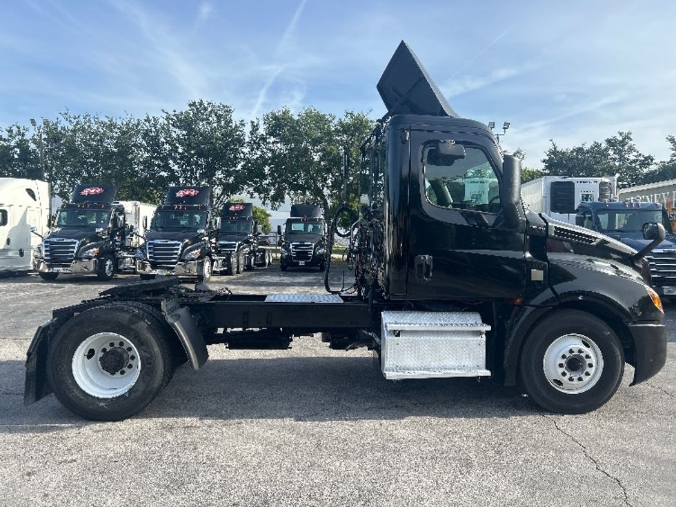 Day Cab Tractor-Heavy Duty Tractors-Freightliner-2019-T12642ST-Medley-FL-167,555\n\t\tmiles-$ 43,500 - Image 8