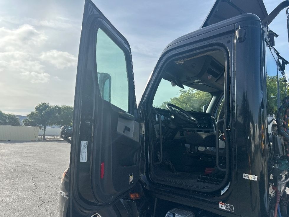 Day Cab Tractor-Heavy Duty Tractors-Freightliner-2019-T12642ST-Medley-FL-167,555\n\t\tmiles-$ 43,500 - Image 9