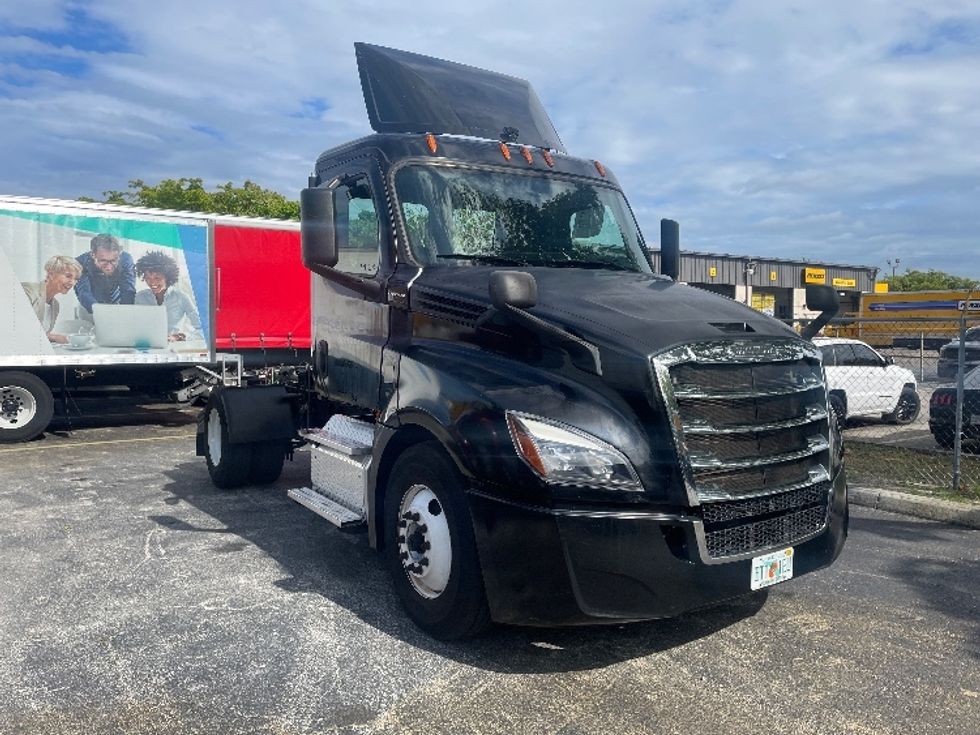 Day Cab Tractor-Heavy Duty Tractors-Freightliner-2019-T12642ST-Medley-FL-167,932\n\t\tmiles-$ 44,500 - Image 1
