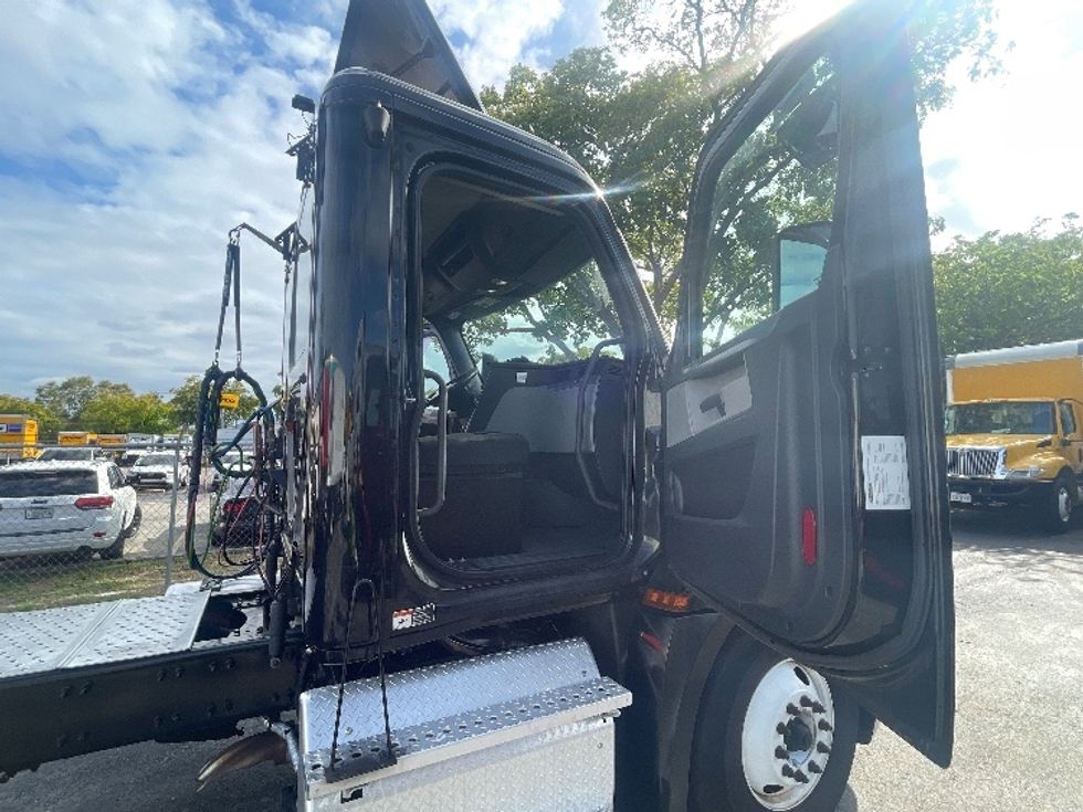 Day Cab Tractor-Heavy Duty Tractors-Freightliner-2019-T12642ST-Medley-FL-167,932\n\t\tmiles-$ 44,500 - Image 12