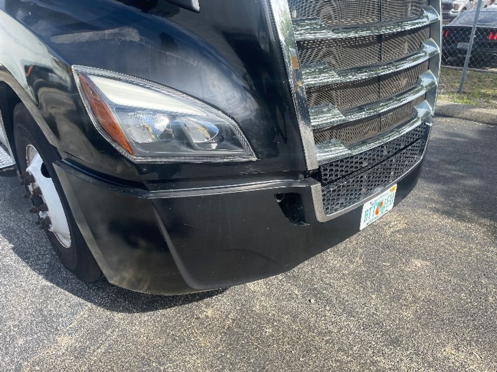 Day Cab Tractor-Heavy Duty Tractors-Freightliner-2019-T12642ST-Medley-FL-167,932\n\t\tmiles-$ 44,500 - Image 19