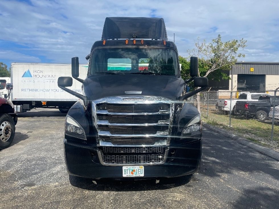 Day Cab Tractor-Heavy Duty Tractors-Freightliner-2019-T12642ST-Medley-FL-167,932\n\t\tmiles-$ 44,500 - Image 2