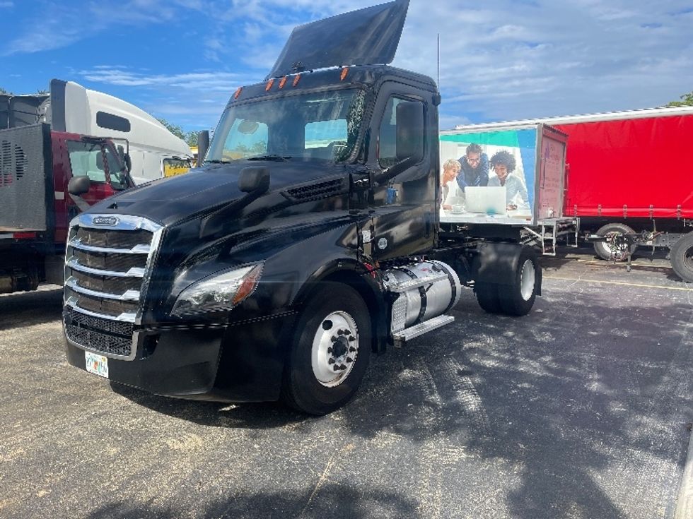 Day Cab Tractor-Heavy Duty Tractors-Freightliner-2019-T12642ST-Medley-FL-167,932\n\t\tmiles-$ 44,500 - Image 3