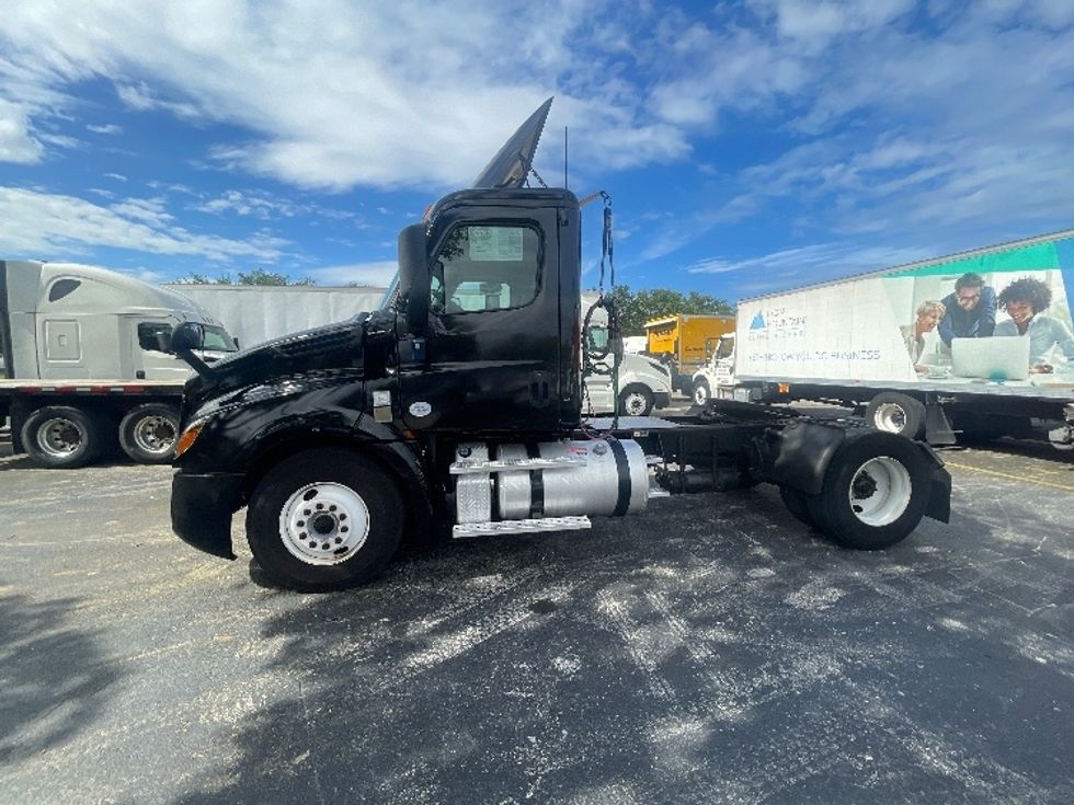 Day Cab Tractor-Heavy Duty Tractors-Freightliner-2019-T12642ST-Medley-FL-167,932\n\t\tmiles-$ 44,500 - Image 4