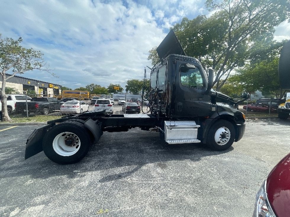 Day Cab Tractor-Heavy Duty Tractors-Freightliner-2019-T12642ST-Medley-FL-167,932\n\t\tmiles-$ 44,500 - Image 8