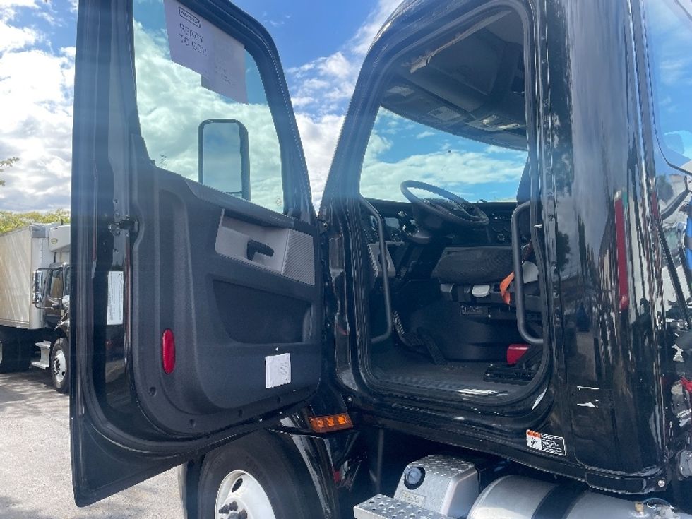 Day Cab Tractor-Heavy Duty Tractors-Freightliner-2019-T12642ST-Medley-FL-167,932\n\t\tmiles-$ 44,500 - Image 9