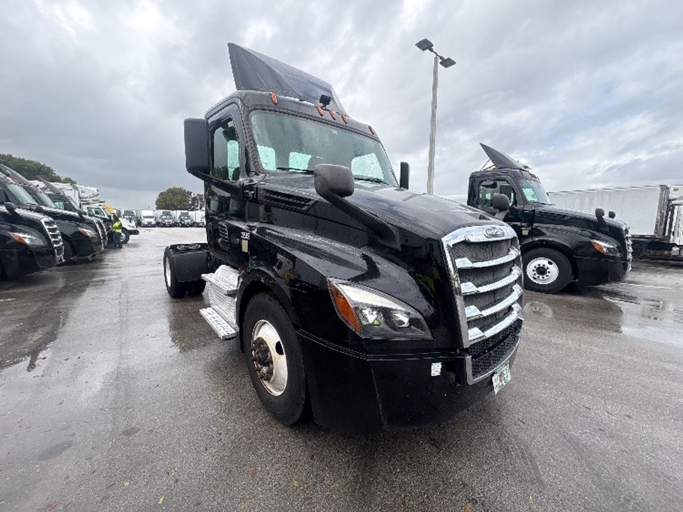 Day Cab Tractor-Heavy Duty Tractors-Freightliner-2019-T12642ST-Medley-FL-172,196\n\t\tmiles-$ 48,500 - Image 1